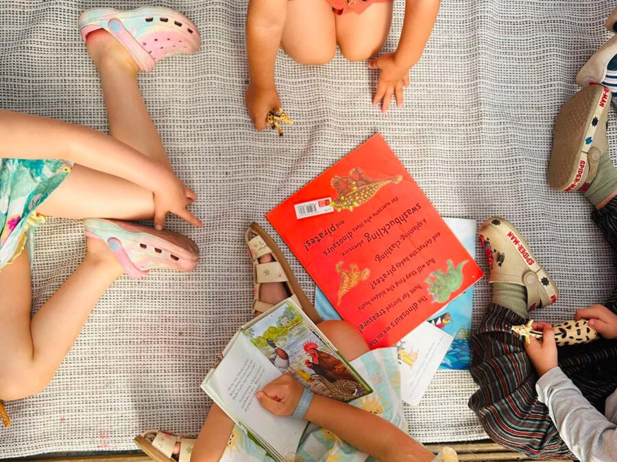 children enjoyin books learning